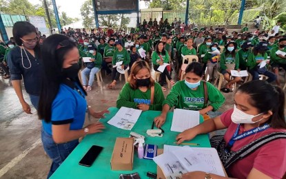 650 CamSur workers benefit from DOLE-TUPAD program